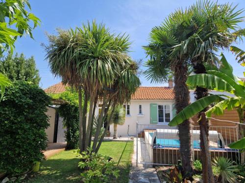 Quartier du Casino House | Maison rénovée avec piscine, jardin clos et terrasse, à 5 min de la plage et des commerces - FR-1-706-5