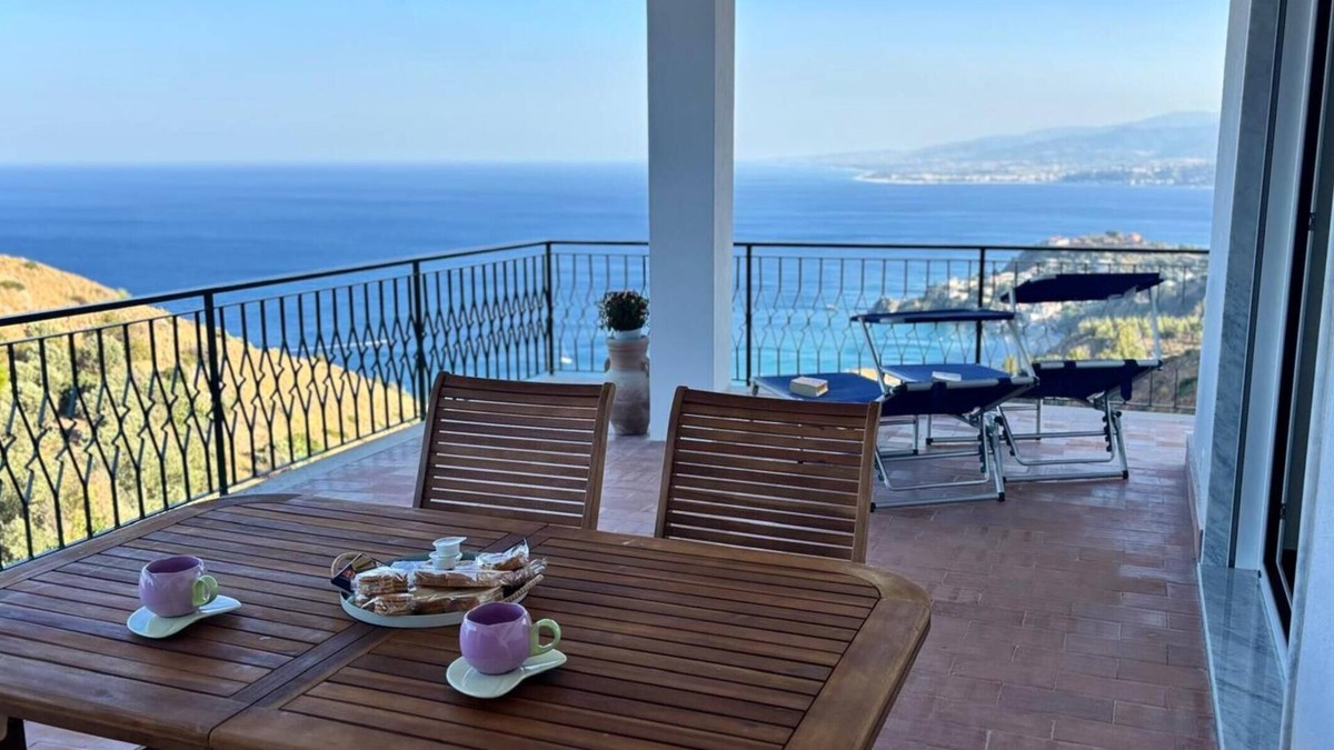 Copanello Apartment | Maison Stalettì, between sky, sea, and prickly pears