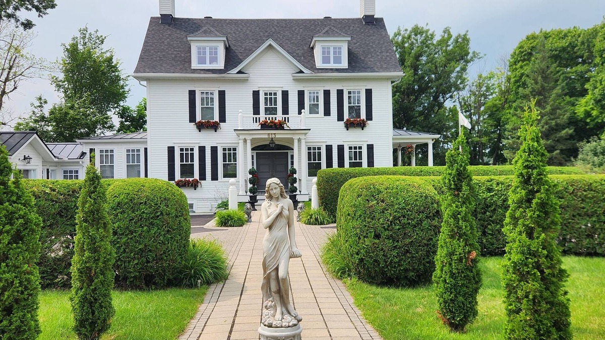 Beloeil House | Maison sur le Bord de L'eau et vue sur la Montagne St-hilaire