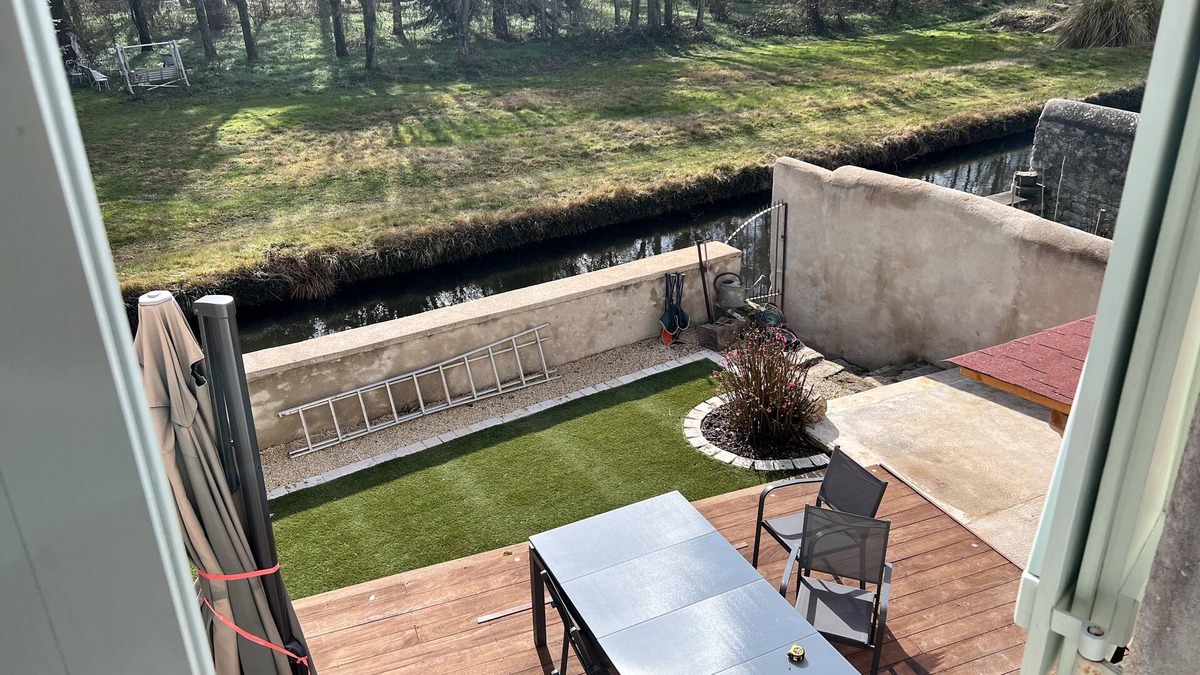 Ebreuil House | Maison Terrasse au Bord de L'eau