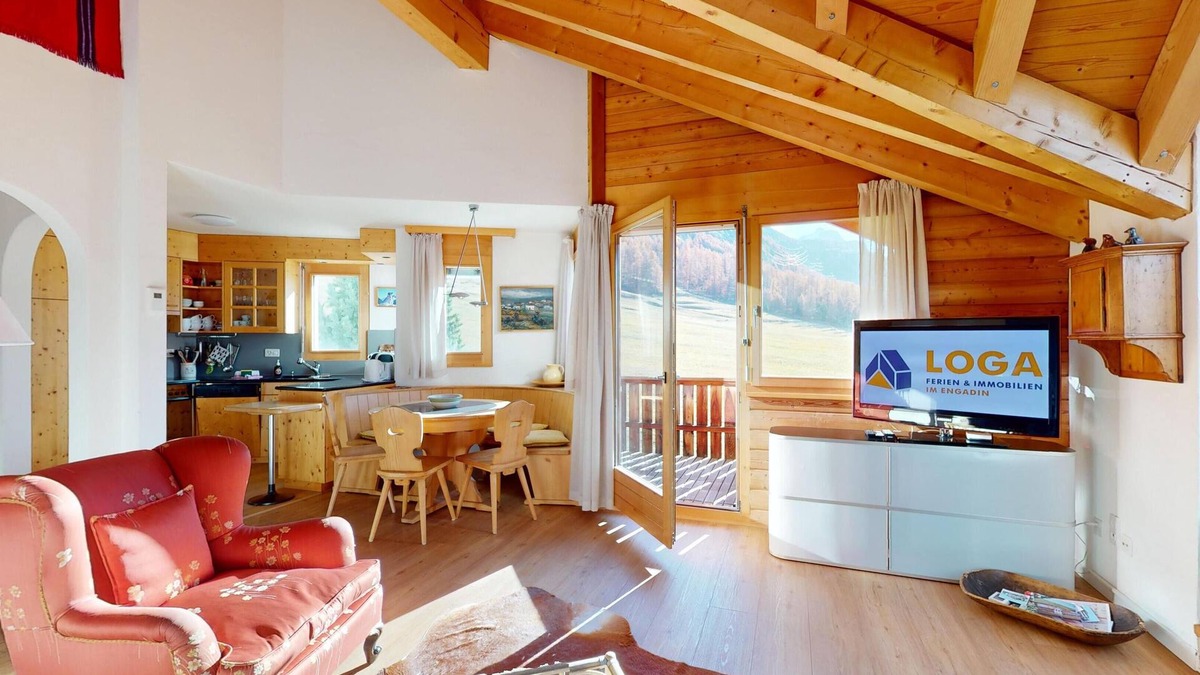 Pontresina Apartment | Maisonette 4-room apartment on the 1st floor, entrance hall with cloakroom.