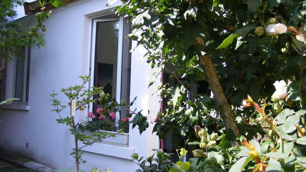 Montreuil Bed & Breakfast | Maisonette at the bottom of a garden, 30 minutes from Paris.