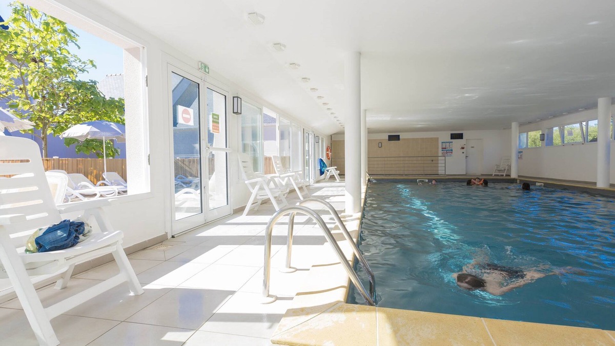 Le Tronchet Condo | Maisonnette Charmante + Terrasse | Piscine + Sauna
