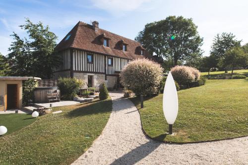Cambremer House | Maisons d'hôtes - Domaine Le Coq Enchanté