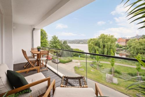 Moelln Apartment | MAISUITES Eisvogel - Zentrale Luxuswohnung mit direktem Seeblick I Bis zu 4 Personen I Premiumküche I Boxspringbett I Kaffeevollautomat I Parkplatz I WLAN