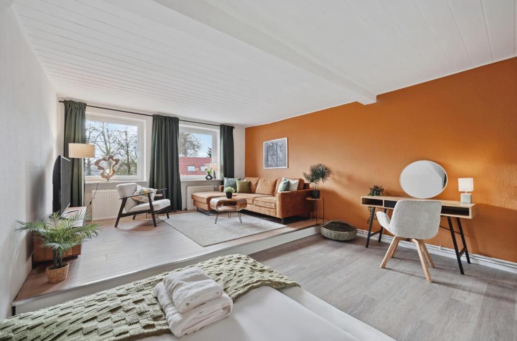 Moelln Apartment | MAISUITES Sperling - Zentrale Ferienwohnung mit Boxspringbett, Kaffeevollautomat, WLAN & seitlichem Seeblick