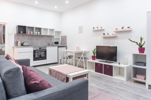 Belso-Ferencvaros Apartment | Maja's Sweet Little Home with Free Parking and Air Condition