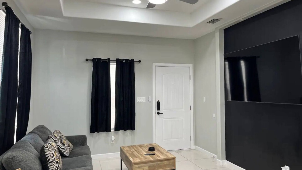 Edinburg Apartment | Majestic Apartment at Edinburg