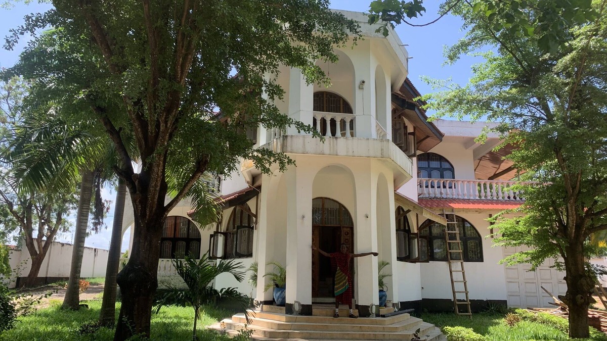 Kunduchi House | Majestic Beach Mansion with 6 Ensuite Rooms each with Balcony/Patio