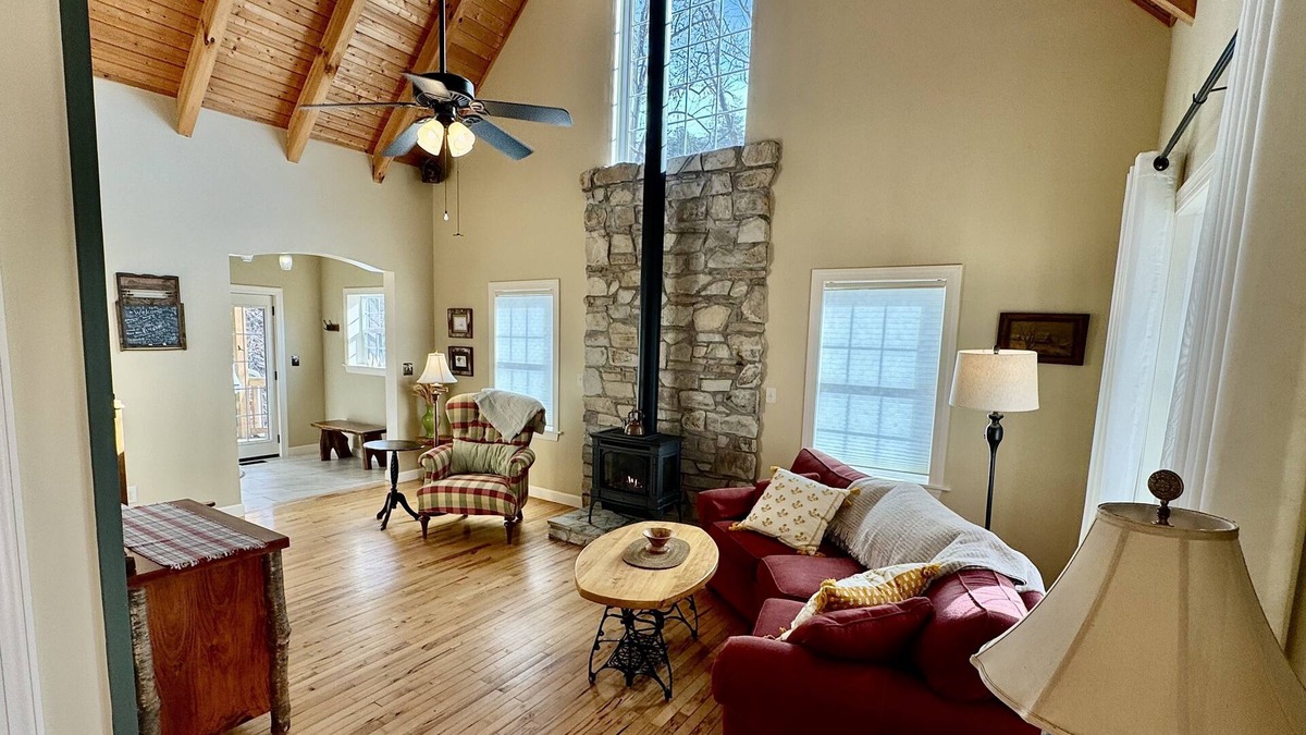 Leicester House | Majestic Creek Views | Romantic | Mountain Vibes | Unique | Private | Warm