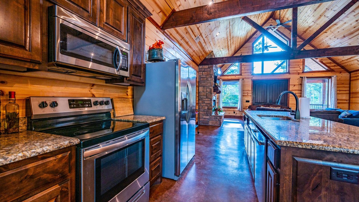 Broken Bow House | Majestic High 3 bedroom, 2 bathroom, hot tub, fireplace