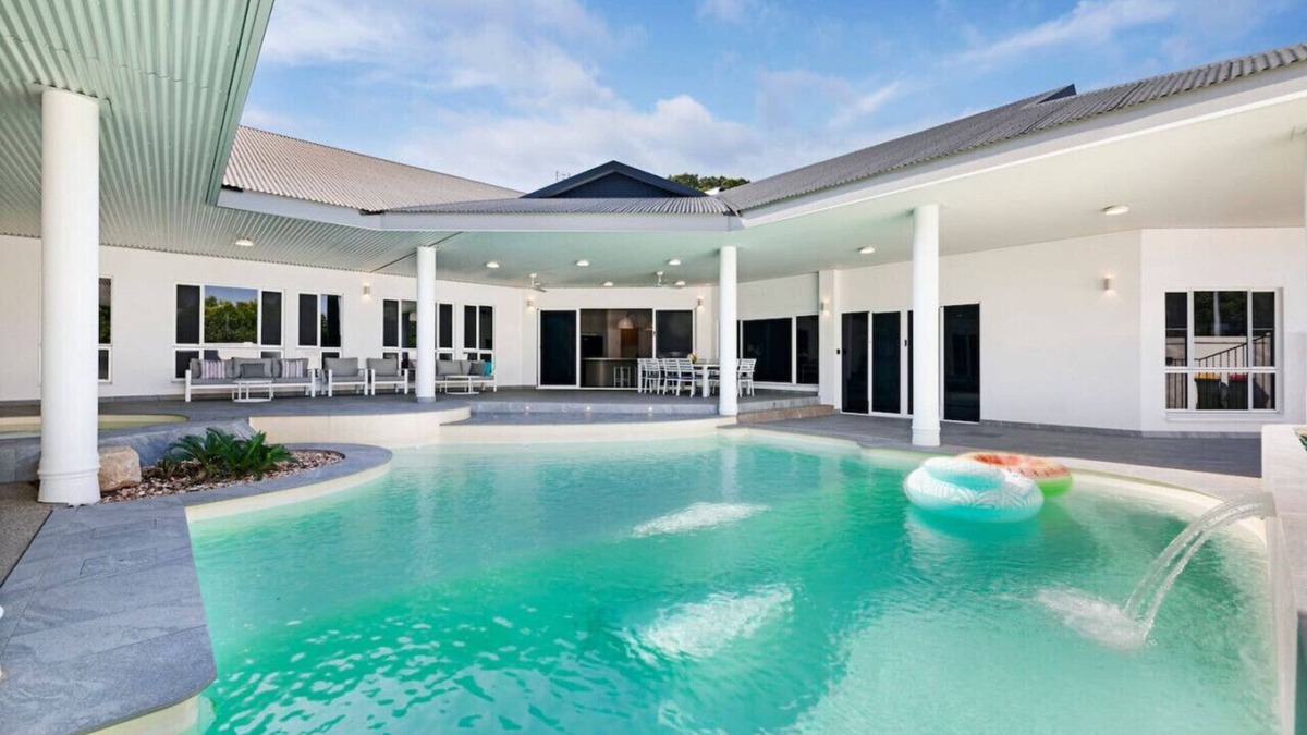 Leanyer House | Majestic Manor: Pool - BBQ - Jacuzzi