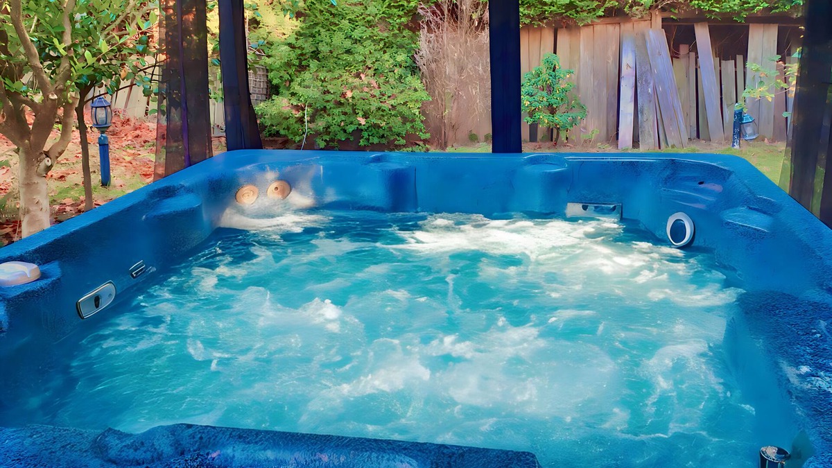 Marpole Villa | Majestic Mansion Jacuzzi and Game Room