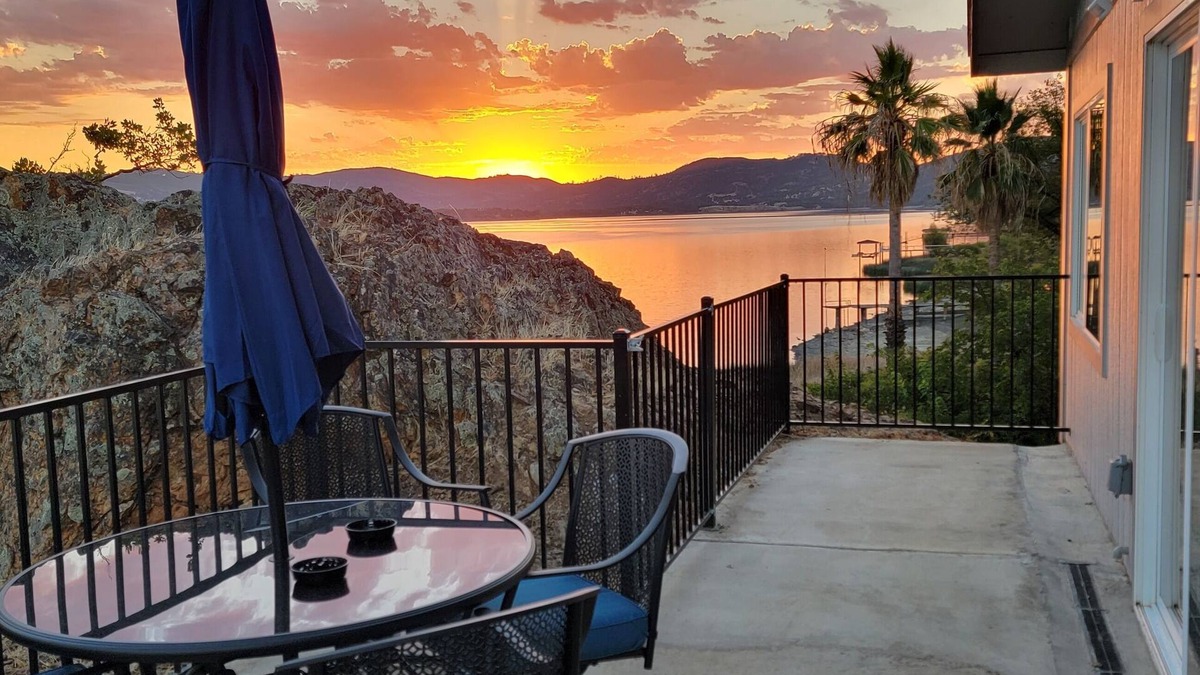 Clearlake House | Majestic Rock House