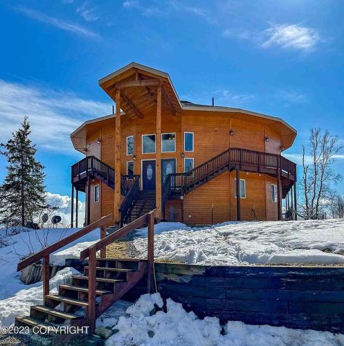Knik-Fairview House | Majestic View Roundhouse - Peace Room