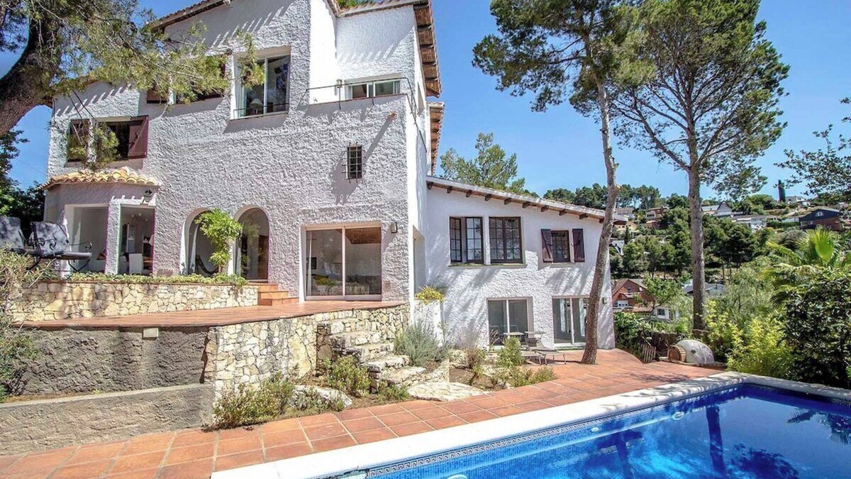 Palleja Villa | Majestic Villa and Views - 30km to Barcelona