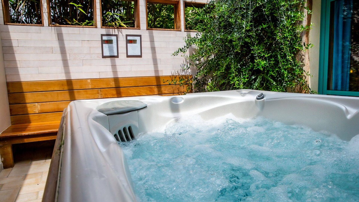Saint-Wambert-des-Trois-Vallees House | Majorelle" 2 or 3 person house -Private Jacuzzi + SPA and Pool access