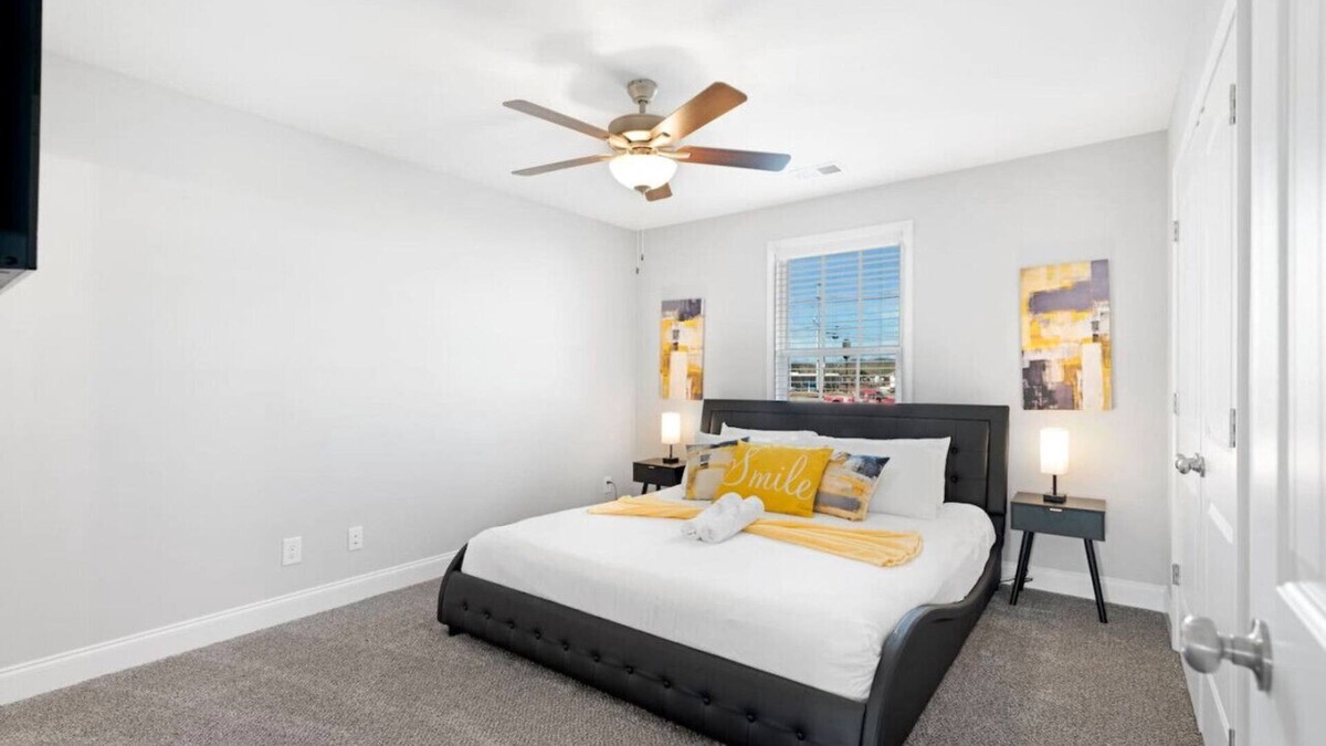 Clarksville Condo | Make Lemonade in luxury w/king bed & free parking