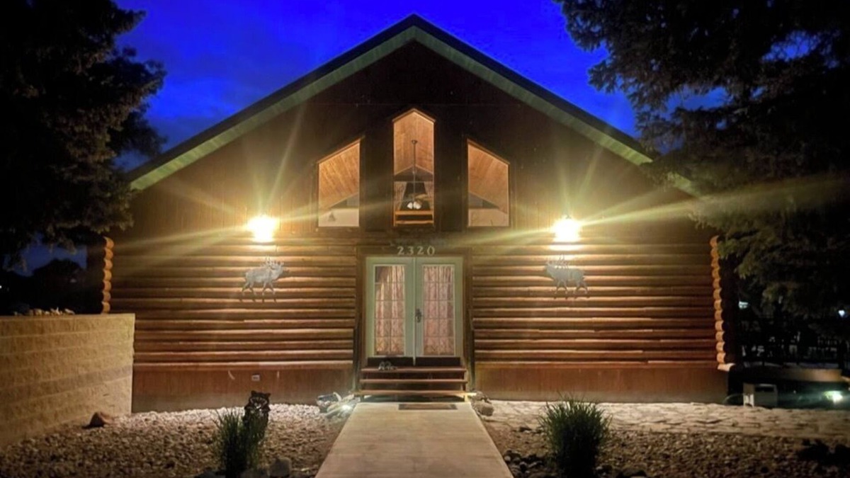 Fort Benton House | Make memories at our unique & family/pet-friendly log home in historic Ft Benton