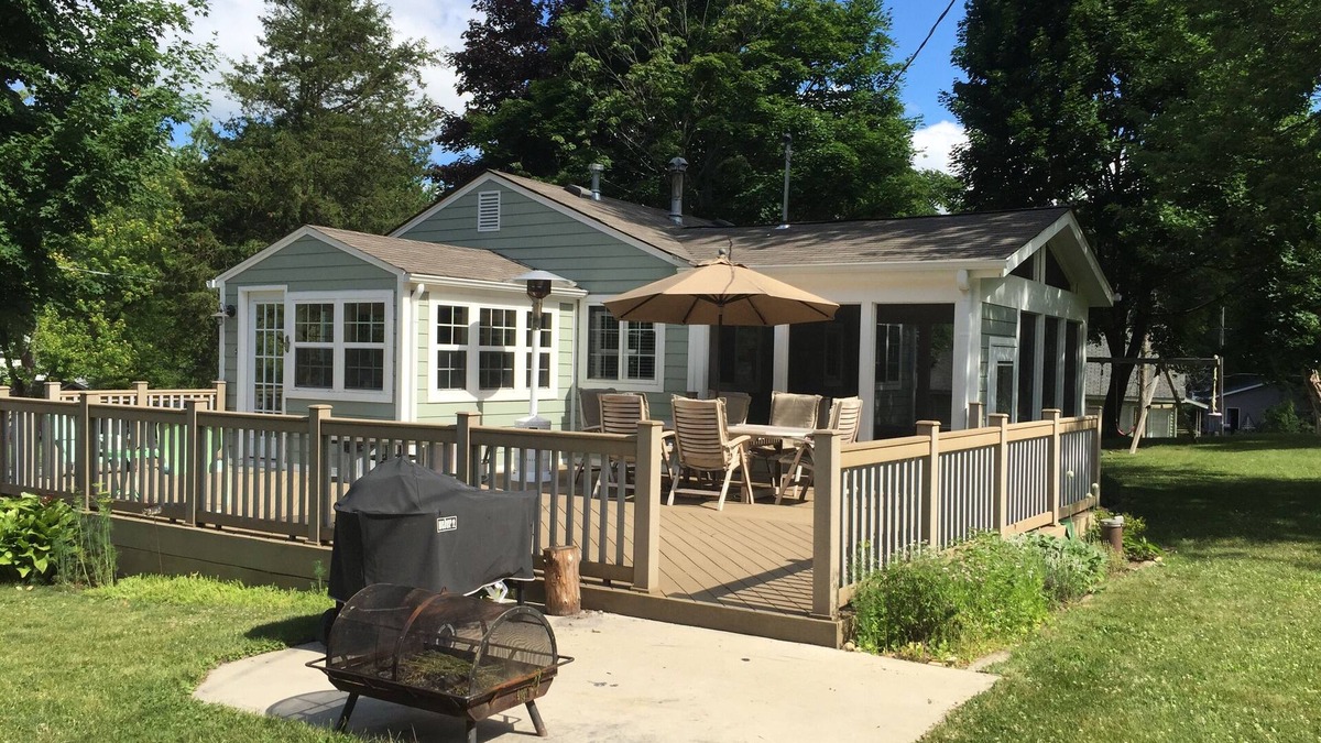 Browns Lake Cottage | Make Your Memories At Adorable Browns Lake/Cedar Park Cottage