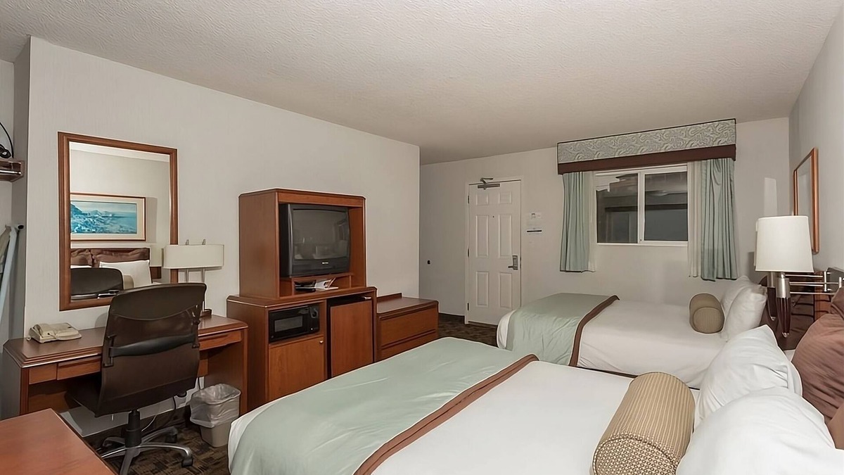 Newport Hotel | Make Your Trip More Enjoyable! Two Great Units, Pets Allowed, Parking!