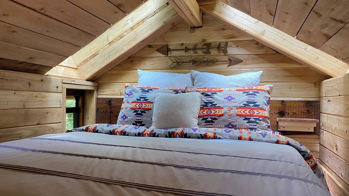 Crawford Bay Cabin | Makinaak Crossing - Tiny Cabin Escape