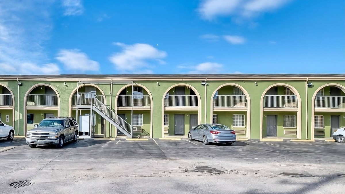 Channelview Hotel | Making The Best Memories Along The Way! FREE Parking, Pets Allowed!