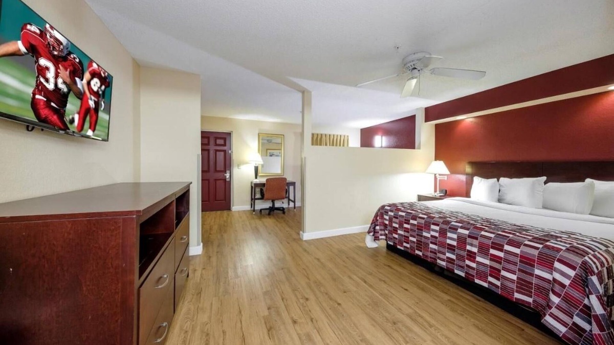 Ellenton Hotel | Making The Best Memories Along The Way! Pool, Free Parking, Pets Are Welcome!