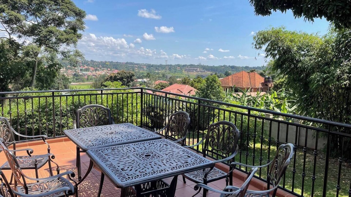 Kampala House | Malachite Apartment 8