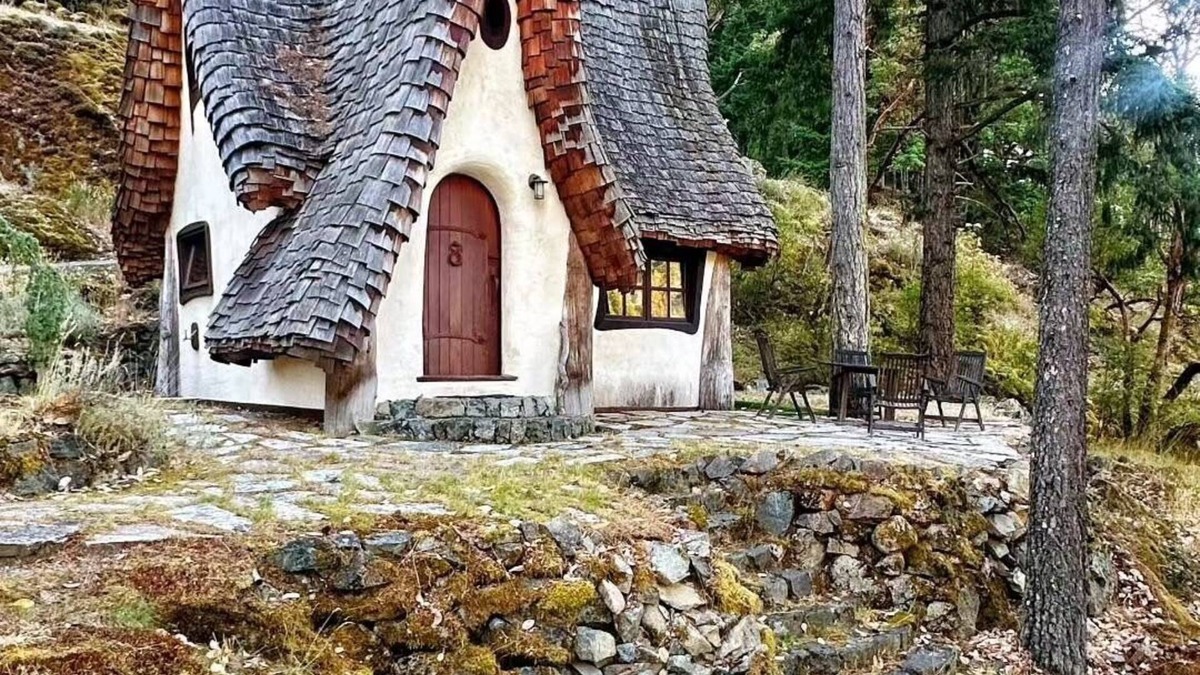 Juan de Fuca Electoral Area Cottage | Malahat Fairyland Cottage