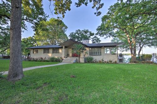 Star Harbor House | Malakoff Lakefront Home Golf Course On-Site!