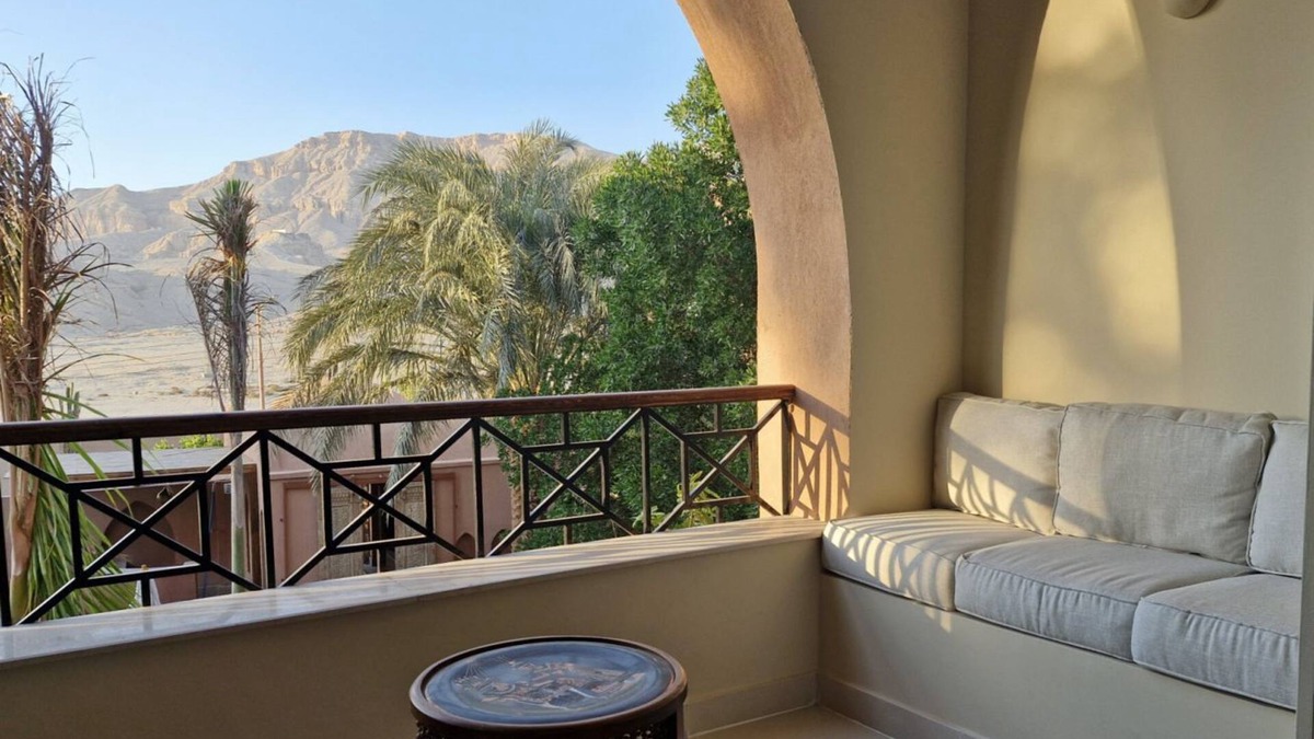 Luxor House | Malkata House Luxe Middle Floor Suite: Desert Views & Pool