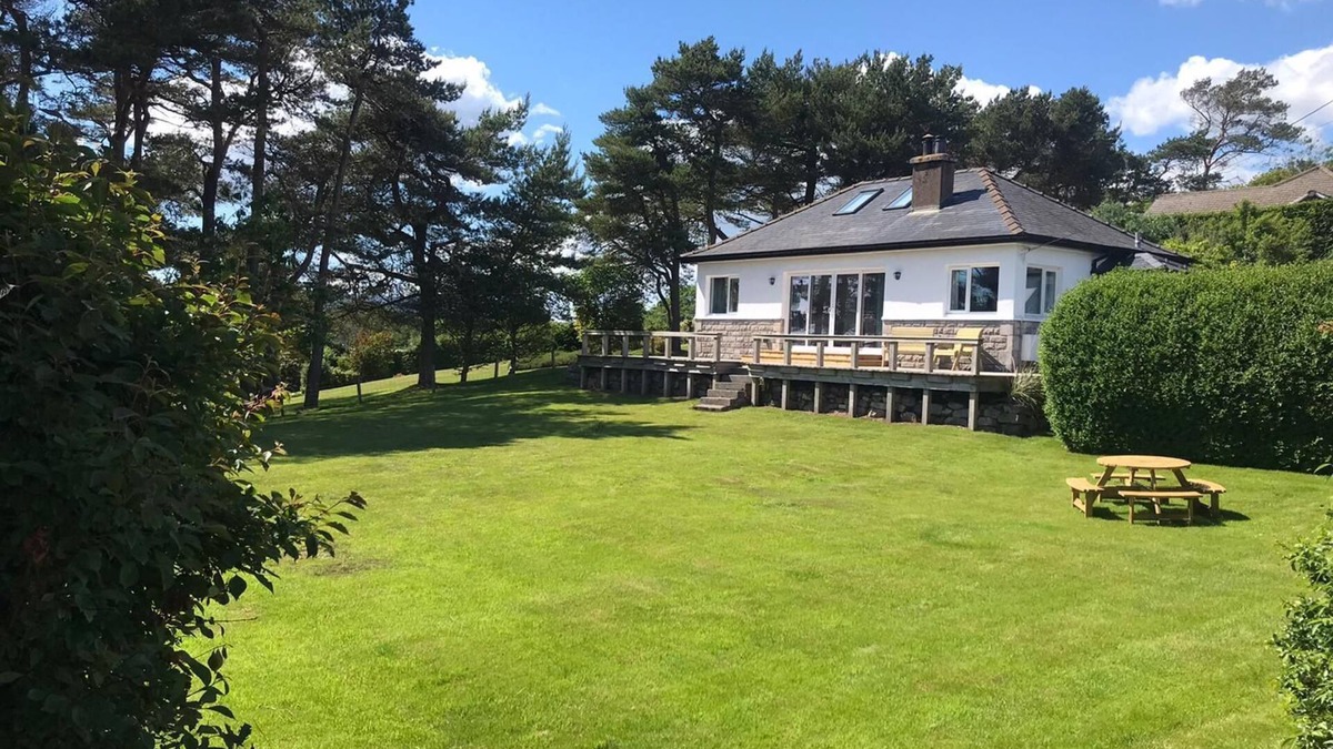 Rockcliffe Cottage | Mallaig - a bungalow that sleeps 6 guests in 3 bedrooms