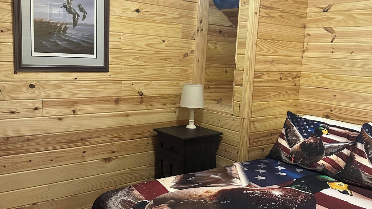 Stevenson Cabin | Mallard, Cozy cabin with WiFi and AC in lovely Stevenson. Perfect weekend stay .