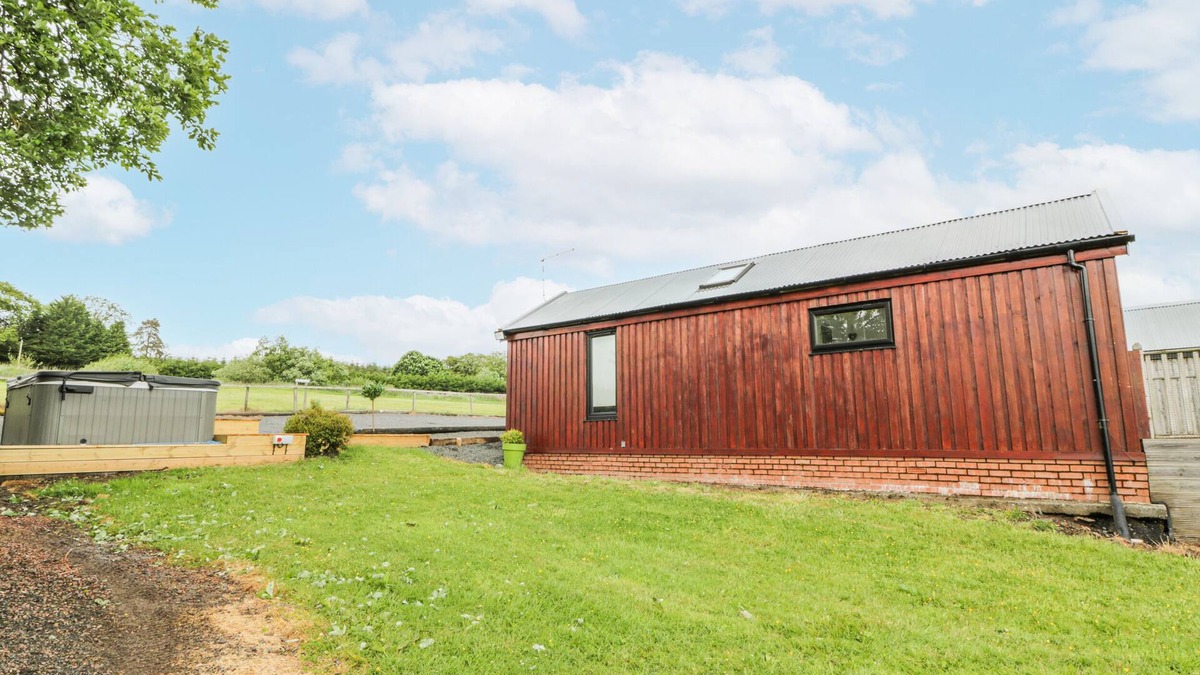 Galston Cottage | MALLARD LODGE, pet friendly, with hot tub in Galston