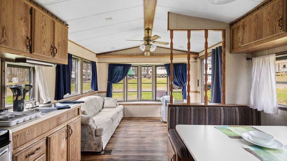 Russell Cabin | Mallard PM B-17 Summa