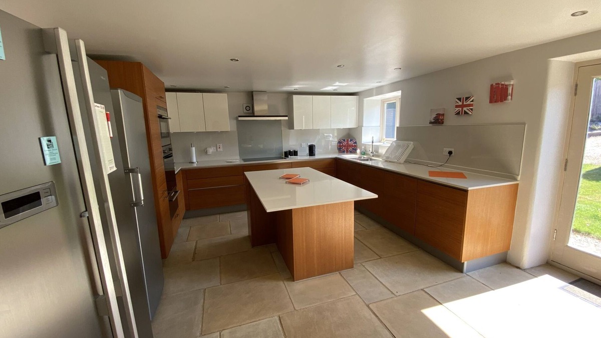 Carterton House | Malt Barn Holiday Home with 7 Bedrooms & Hot Tub