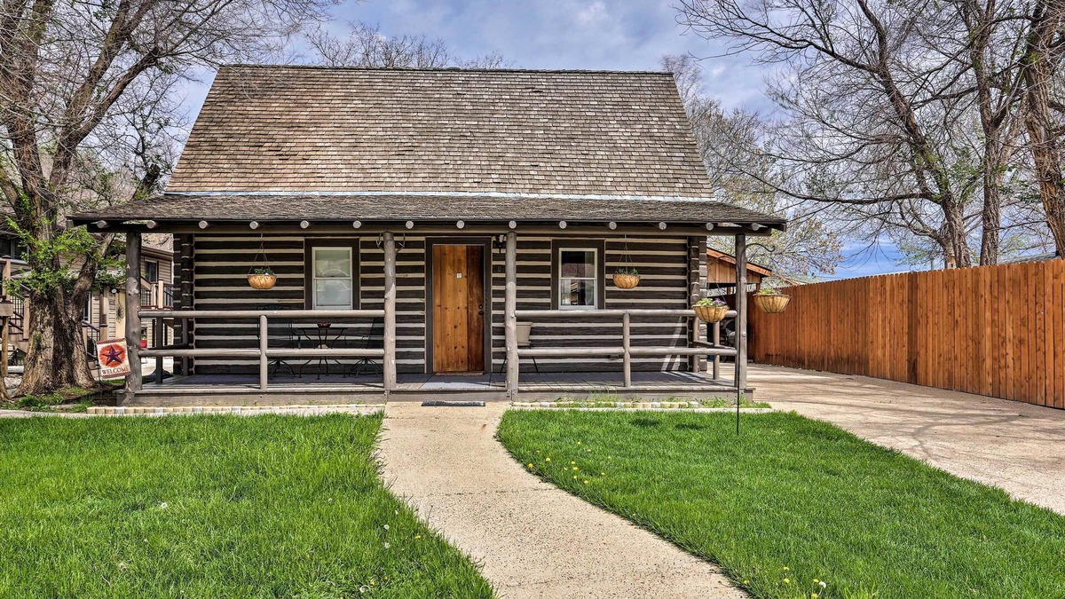 Medora Cabin | 'Maltese Ranch Cabin' Near Medora Attractions!