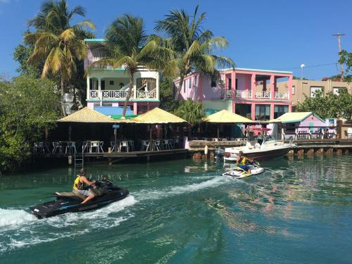 Culebra Pueblo Hotel | Mamacitas Guest House