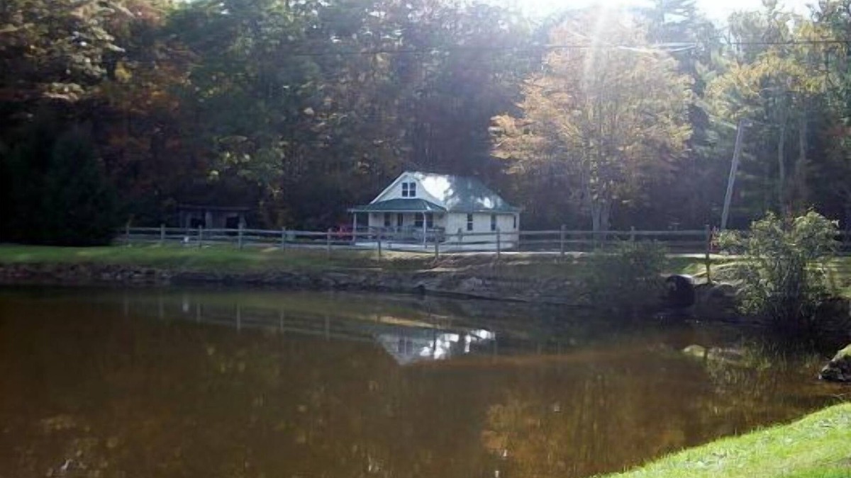Jefferson Cottage | Mammaw's Lakefront Cabin bordering The Blue Ridge Parkway