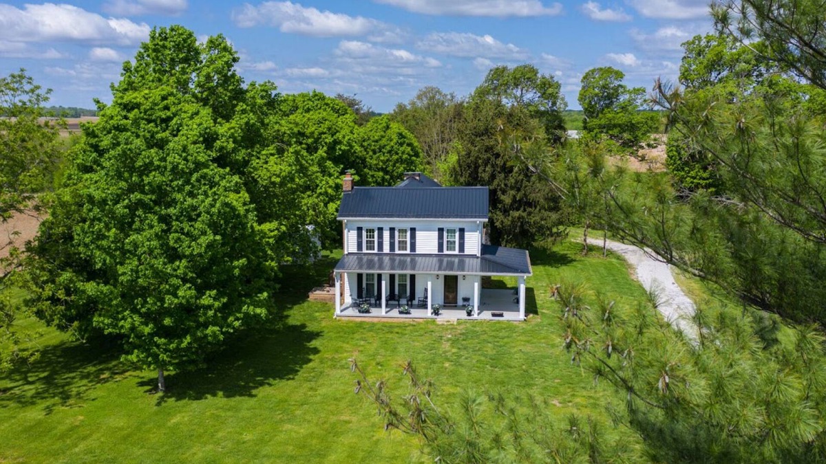 Drake House | Mammoth Cave. Beech Bend and NCM racing. Stocked Firepit. Farmhouse decor. Relax
