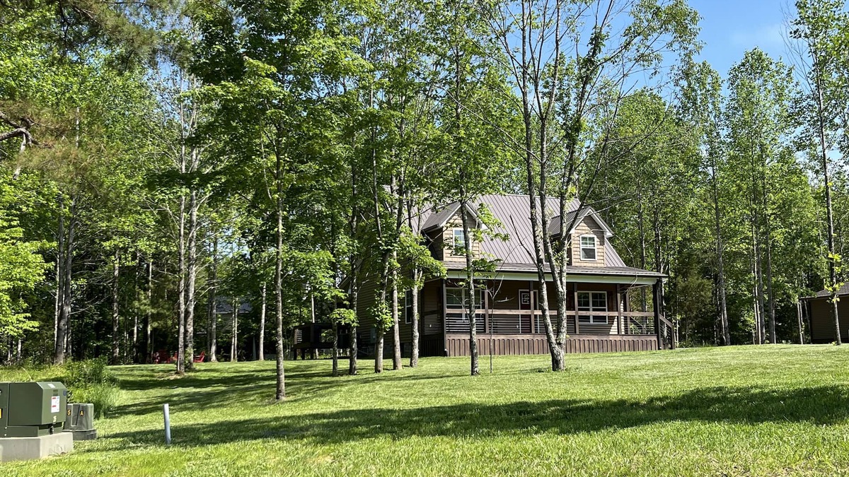 Lindseyville House | Mammoth Cave National Park Nolin Lake beautiful 4 bedroom home sleeps 12