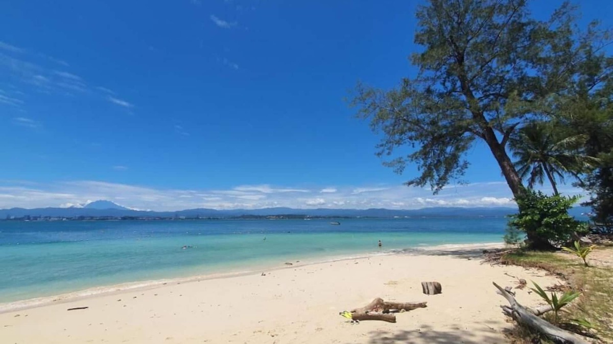 Pantai Barat Division Cabin | Mamutik Island Lodge