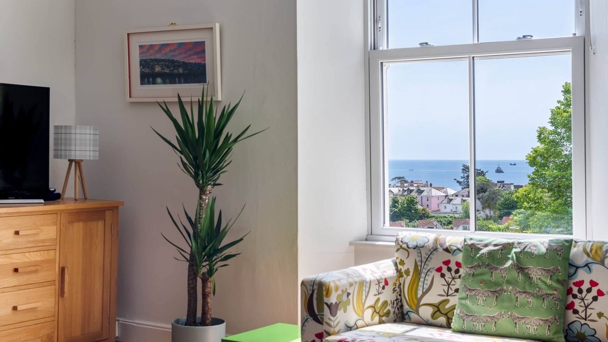 Maenporth Apartment | Manacles - Spacious flat near beach with sea views & parking