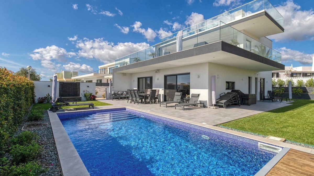 Mato Serrao Villa | Manatee Modern & Luxurious villa