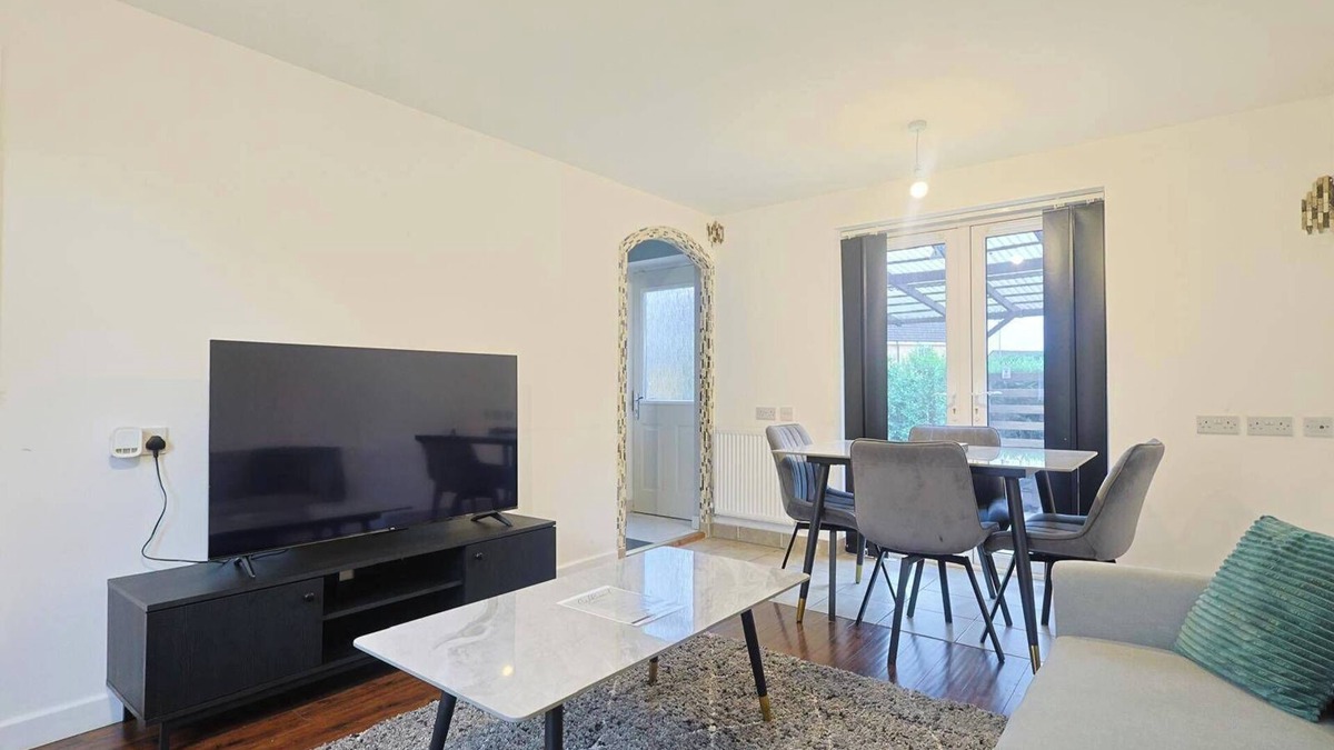 Levenshulme House | Manchester 3-Beds, Sleeps 6 with Onsite Parking