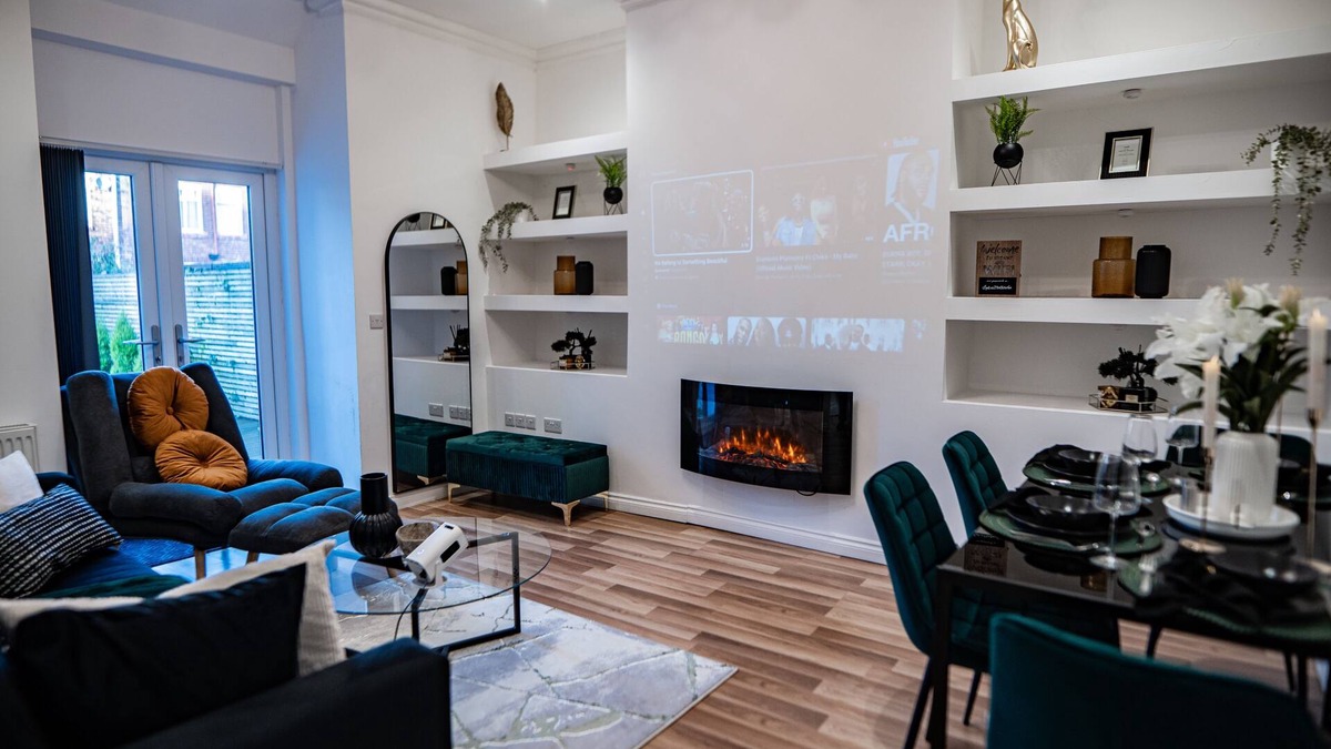 Middleton House | Manchester - 4 Beds - Sleeps 7 - Street Parking