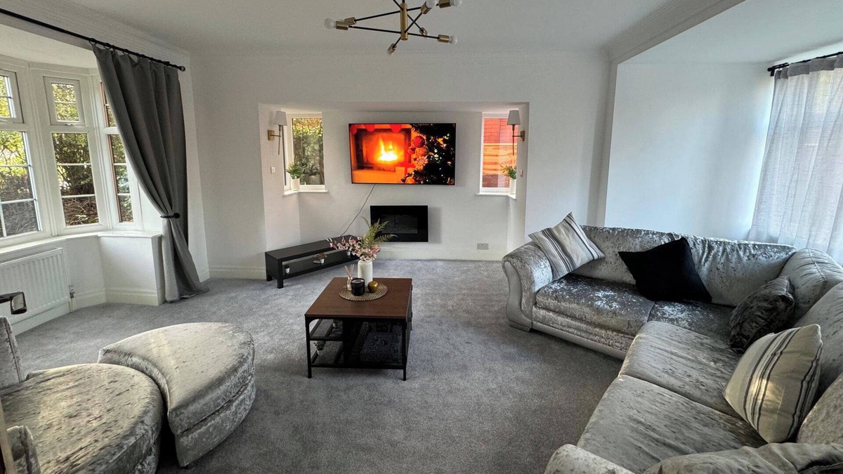 Gorton House | Manchester City Oasis - Spacious 5 Bedroom House