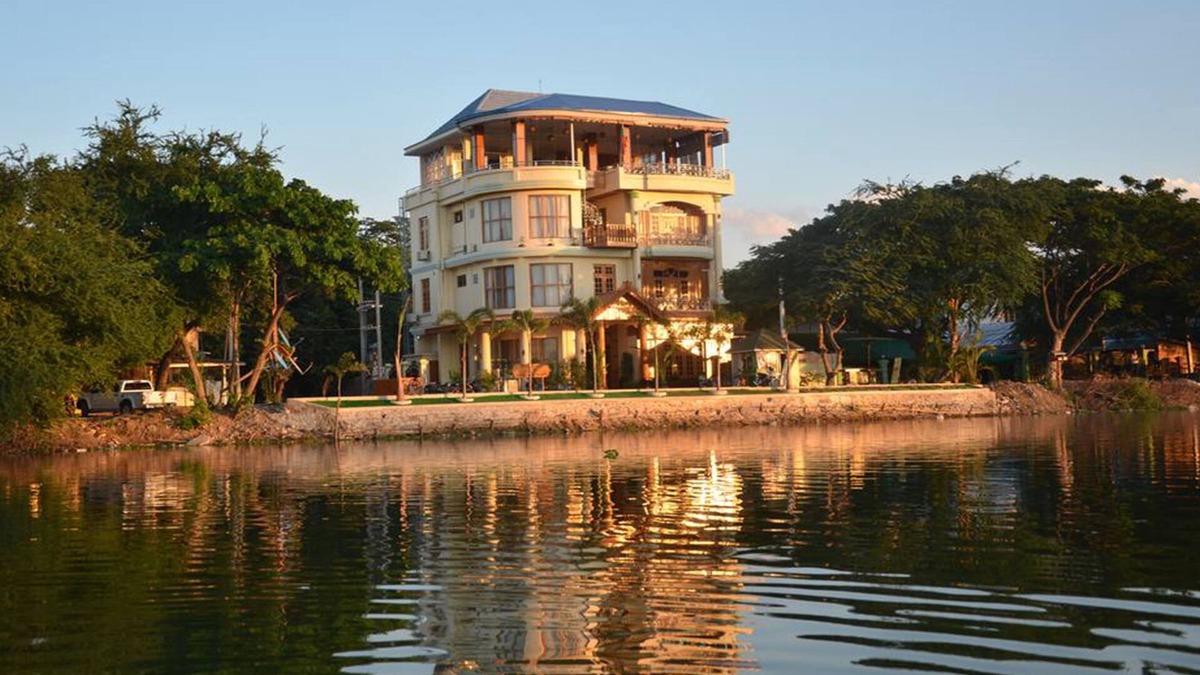 Mandalay Hotel | Mandalay Kandawgyi Inn