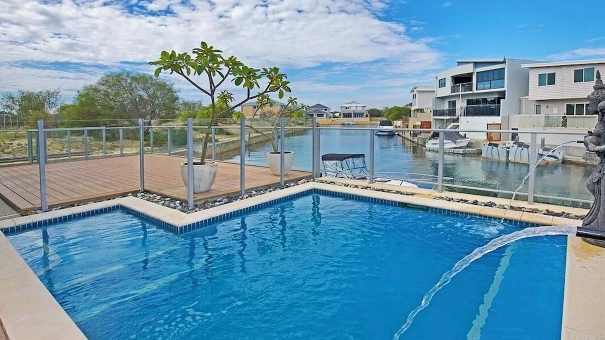Wannanup House | Mandurah Family Holiday Home Outdoor Pool private Canal access Kayaking